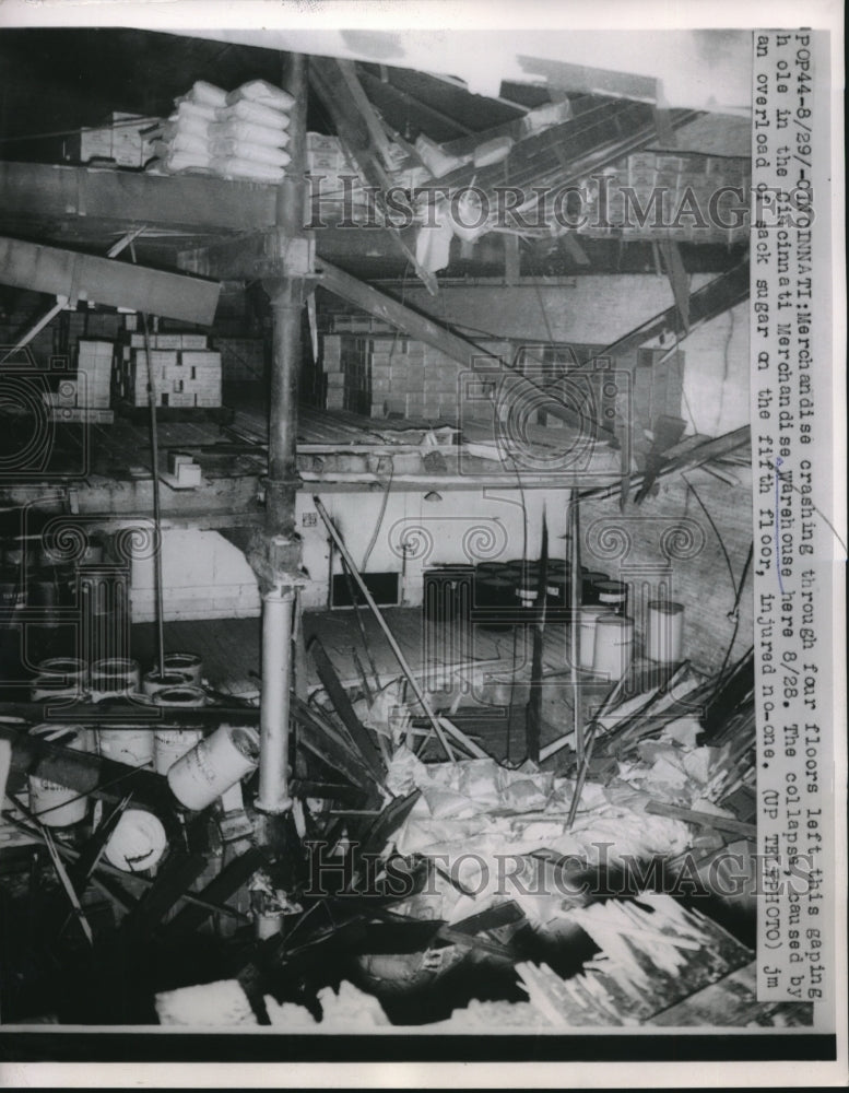 1953 Press Photo Gaping Hole In Cincinnati Merchandise Warehouse Caused Crash - Historic Images