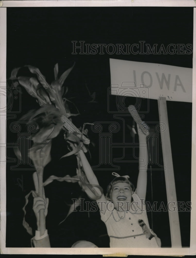 1938 Press Photo Little Girl On Iowa Delegate Shoulder At DNC Waves Corn Stalk - Historic Images