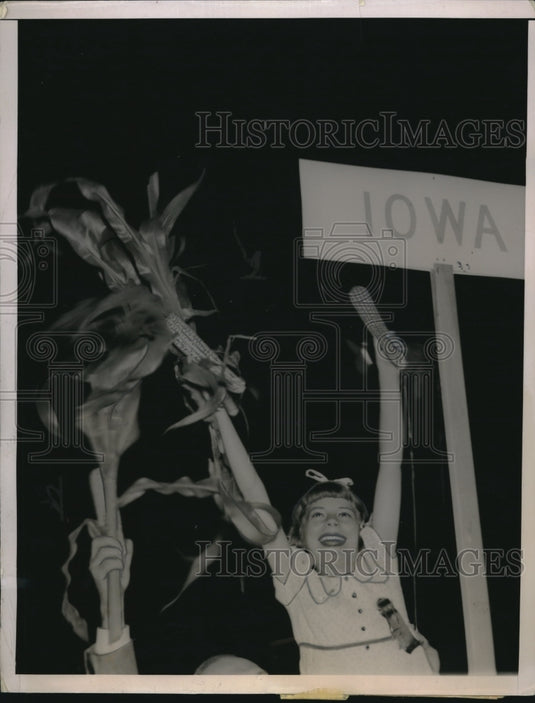 1938 Press Photo Little Girl On Iowa Delegate Shoulder At DNC Waves Corn Stalk - Historic Images
