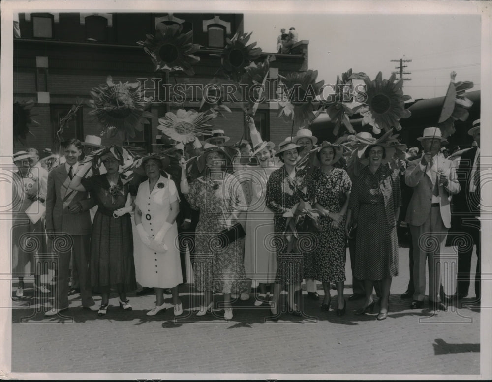 1936 Press Photo Topeka Residents Awaiting Governor Landon's Arrival - Historic Images