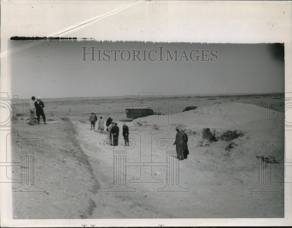 1939 Geologists At Pit Of Ancient iver where Skeleton Was Found - Historic Images