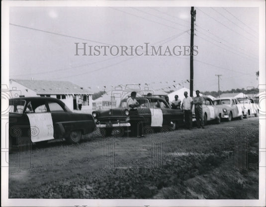 1957 Press Photo Glenwood Residents Next To Cars At Picket Of Model Homes - Historic Images