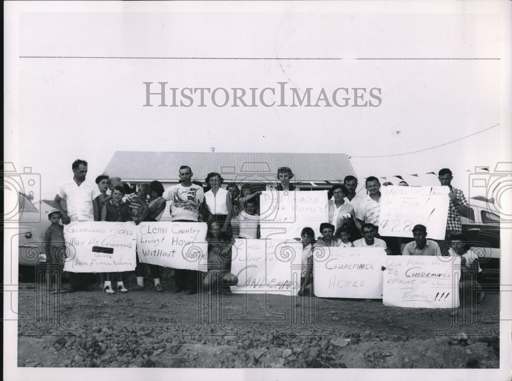 1957 Press Photo Concerned Glenwood Acres Residents Picket Model Homes - Historic Images