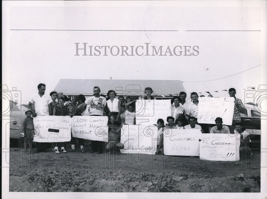 1957 Press Photo Concerned Glenwood Acres Residents Picket Model Homes - Historic Images