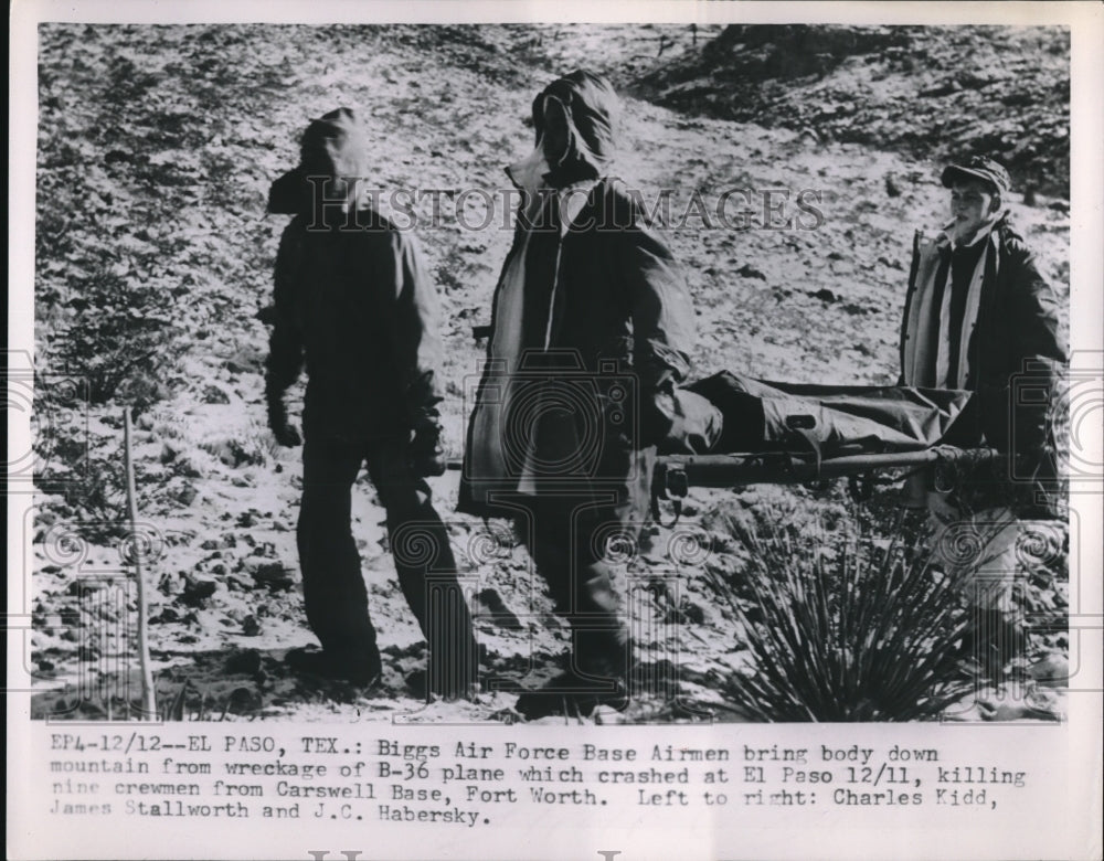 1953 Press Photo Biggs Air Force Base Airmen Carry Body From Wrecked Plane - Historic Images