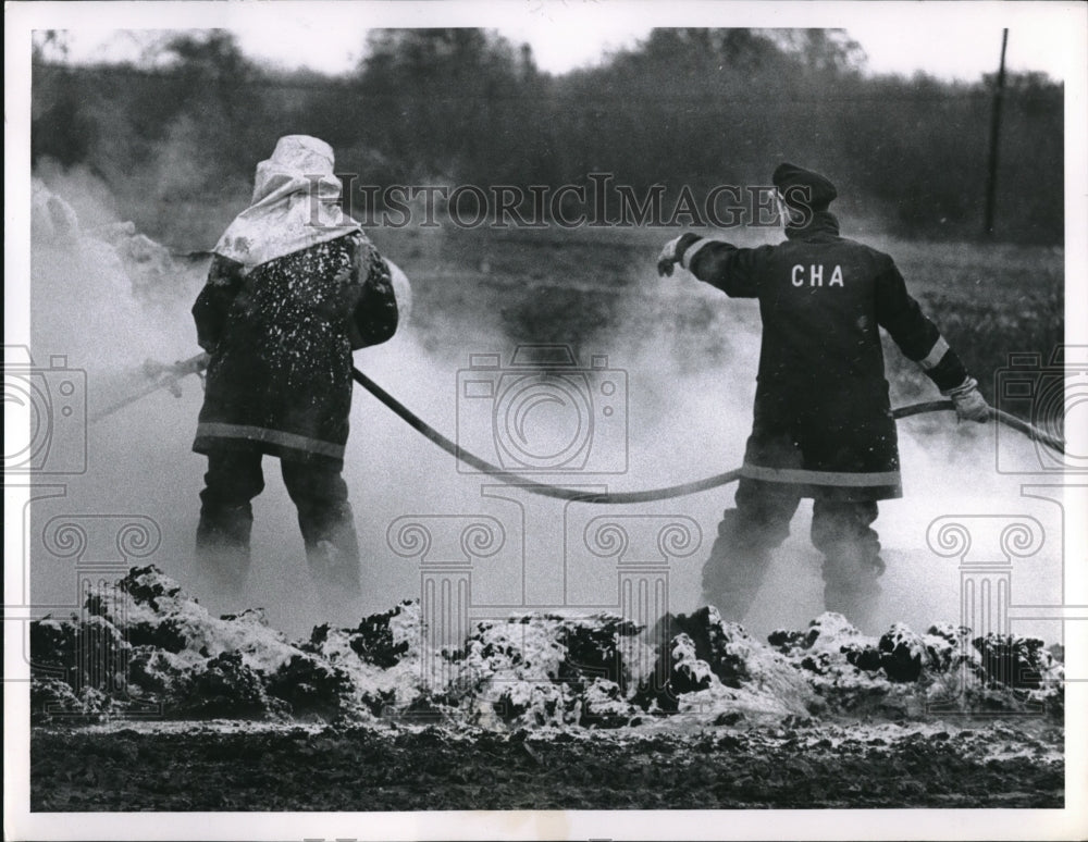 1962 Press Photo Cleveland-Hopkins Airport firemen spray foam in fire drill - Historic Images