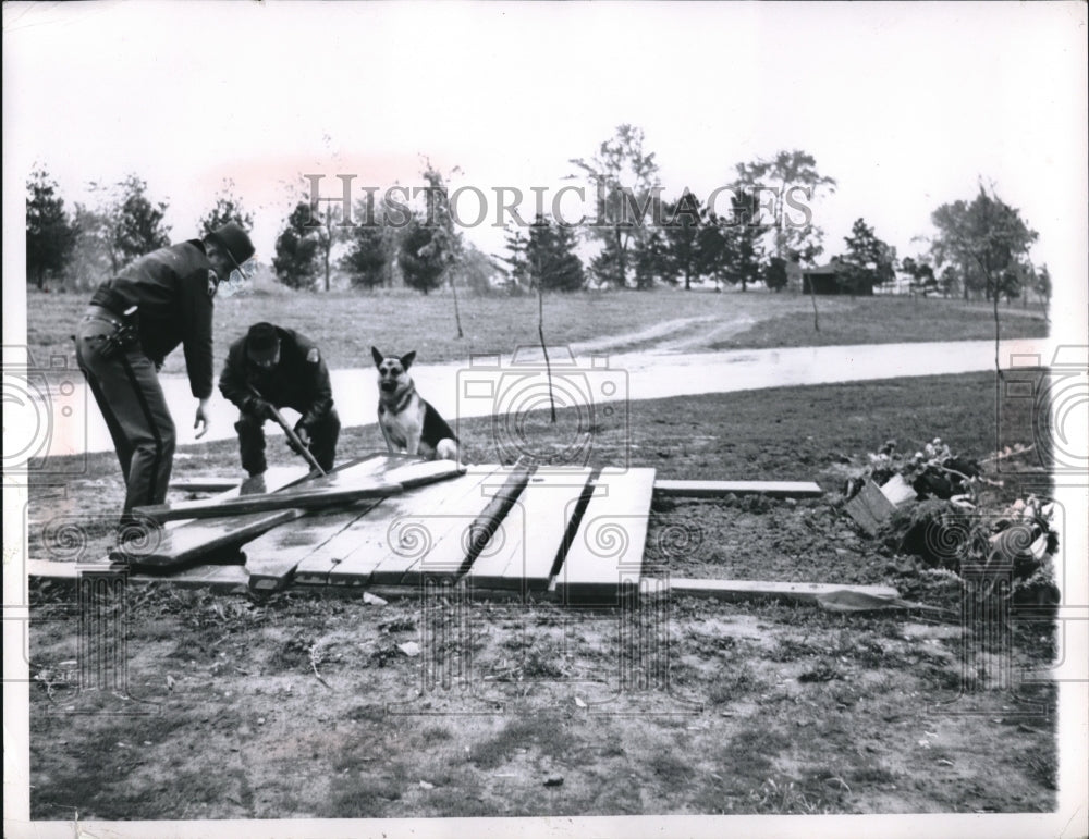 1957 Press Photo Cops Search Open Graves In Highland Park For Fugitive Robbers - Historic Images