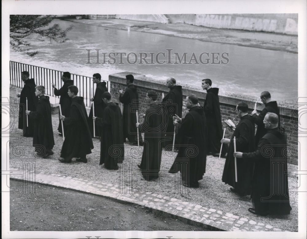 1954 Press Photo Monks Carry Tall Candles In Tiber Island Procession Near Rome - Historic Images