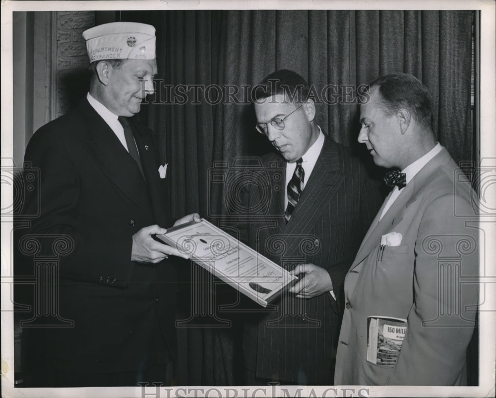 1950 Press Photo Men Recieve American Legion Award For Handicapped Vet Employers - Historic Images