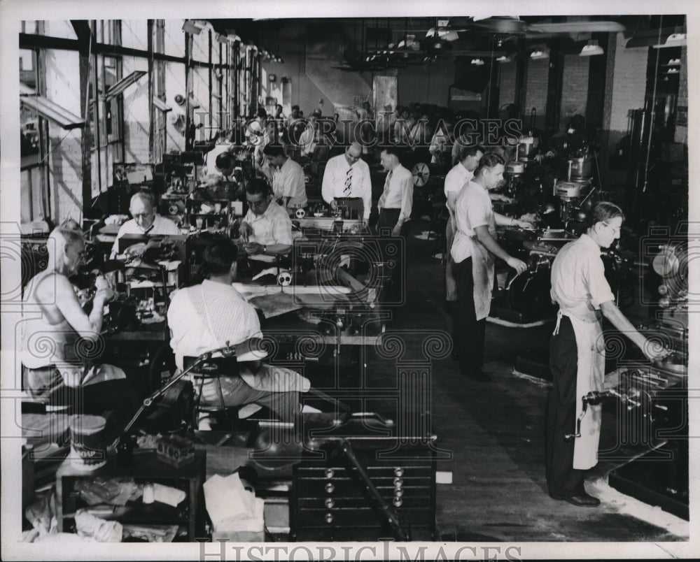 1945 Press Photo Former Casco War Workers Assemble Thermostats and Heating Rods - Historic Images