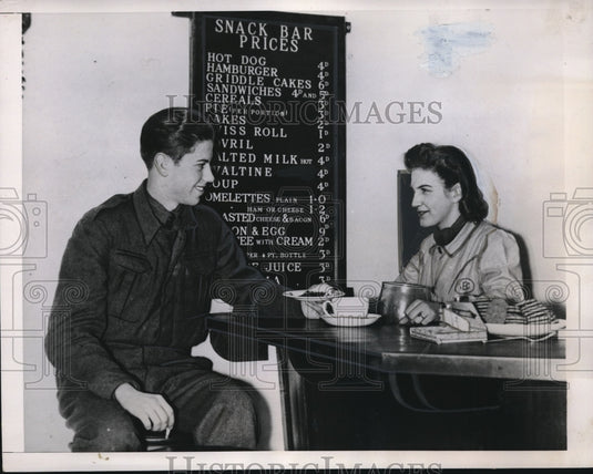 1941 Press Photo American Eagle Club Corporal Powell Bennett & Enid Walker - Historic Images