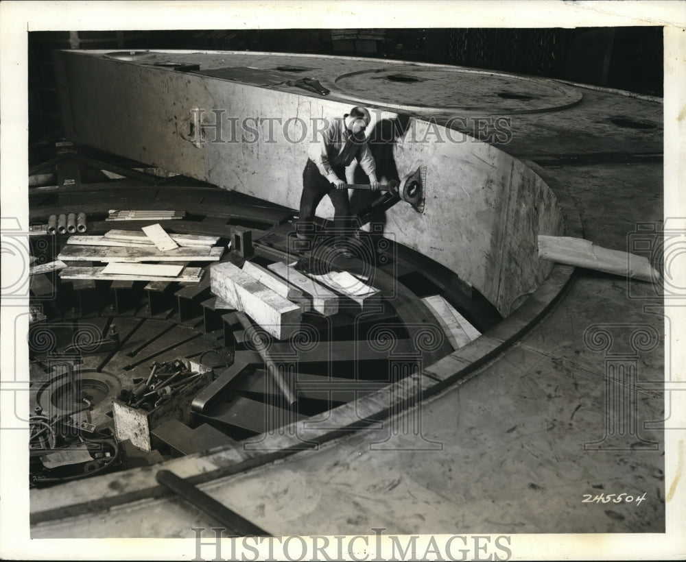 1938 Press Photo Horseshoe Bearing Constructed for 200-Inch Telescope-Historic Images
