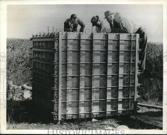 1941 Press Photo Newark's Bomb Taxi Checked Out Before Tested - Historic Images