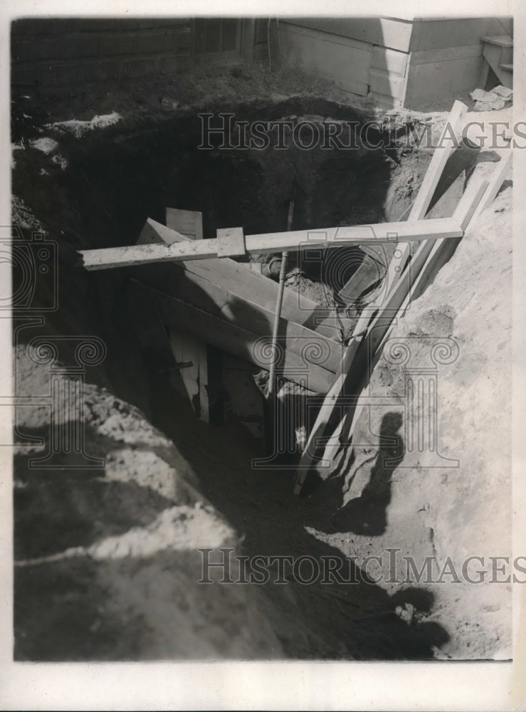 1932 Press Photo John Ladziuski Rescued From Collapsed Well He Worked On - Historic Images