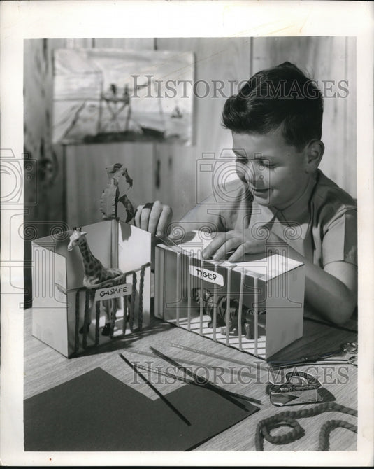 1960 Press Photo Creative Little Boy Builds Zoo With Boxes And Straws - Historic Images