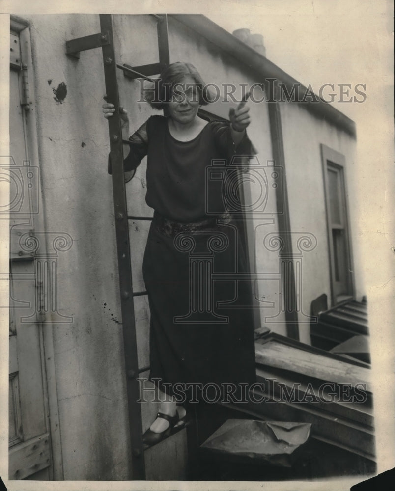 1925 Press Photo Mrs. Atoinette Funk Crazy Old Lady Standing On Side Of Train - Historic Images