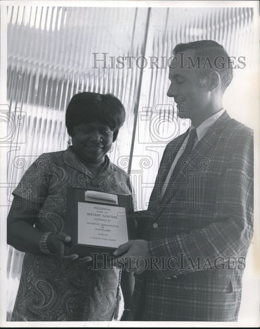 1970 Press Photo Dr. Robert Weiland presents award to mrs. Bennett at Diabetes e - Historic Images