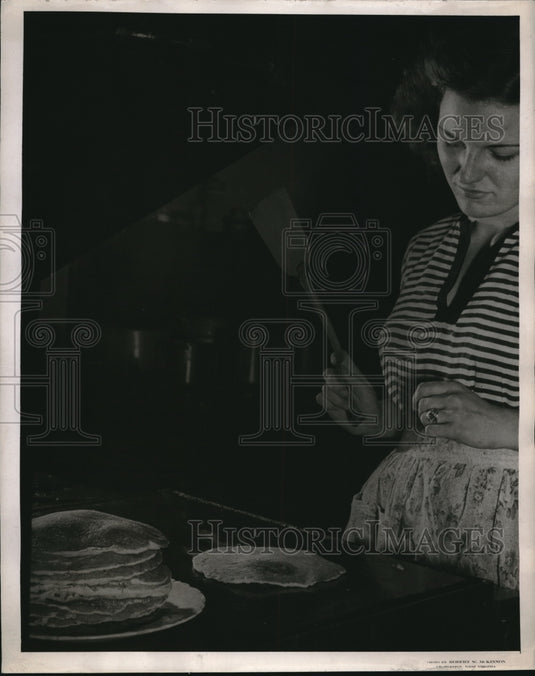 1946 Press Photo Pretty West Virginia Girl Makes Buckwheat Cakes For Festival - Historic Images