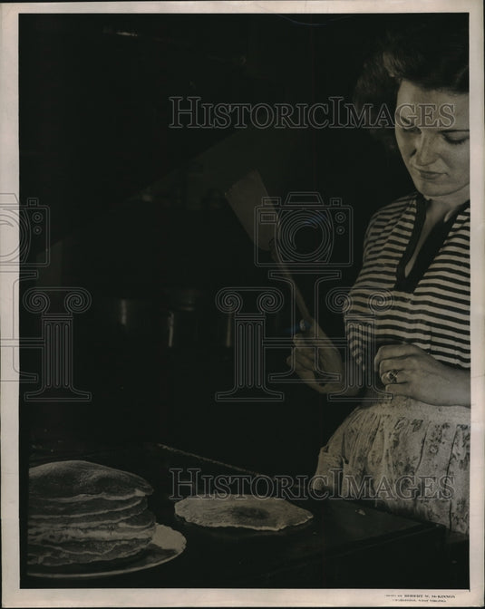 1946 Pretty Girl Makes Buckwheat Pancakes For West Virginia Festival - Historic Images