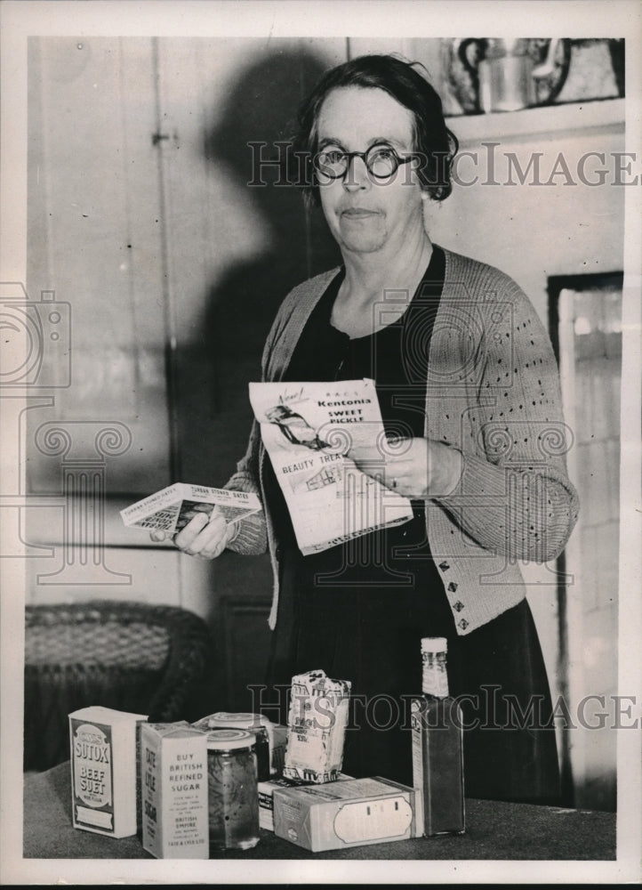 1939 Press Photo Londoner Ethel Maud Newman helps prevent war profiteering - Historic Images