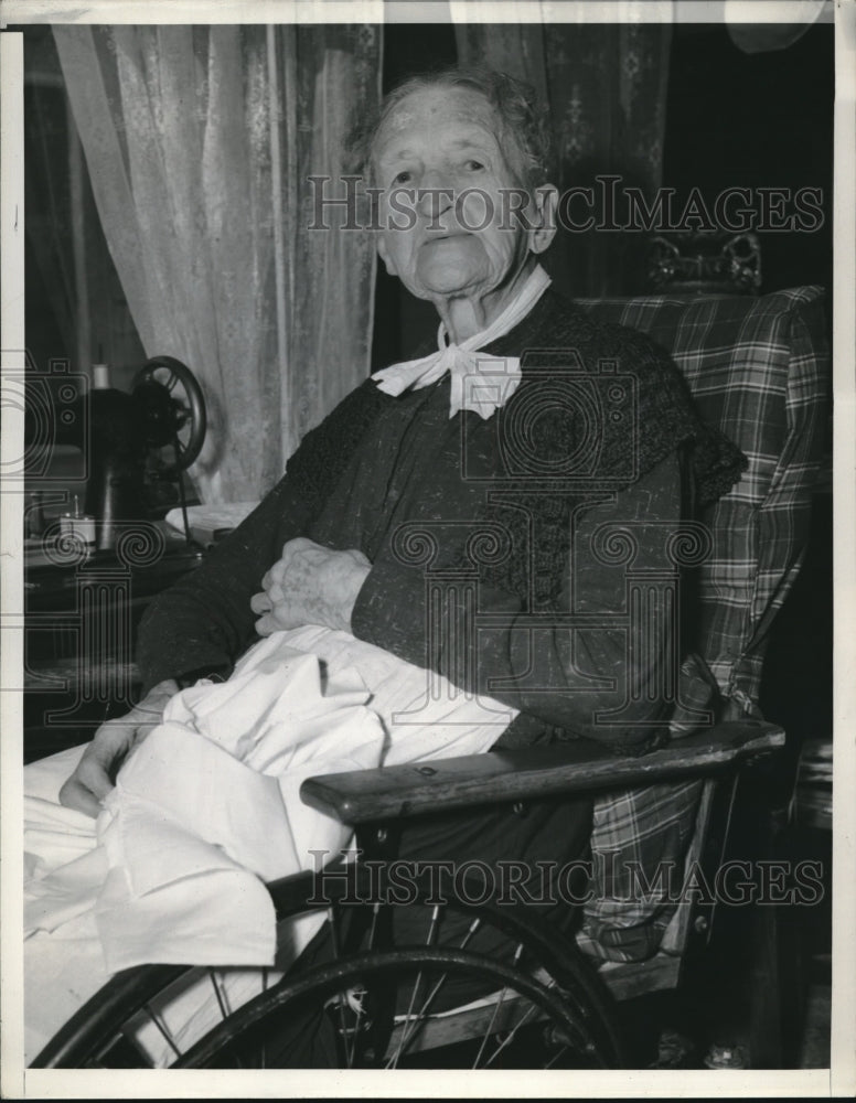 1939 Press Photo Mrs. Cedella Bryan Sees Without Glasses at Age 104 - Historic Images