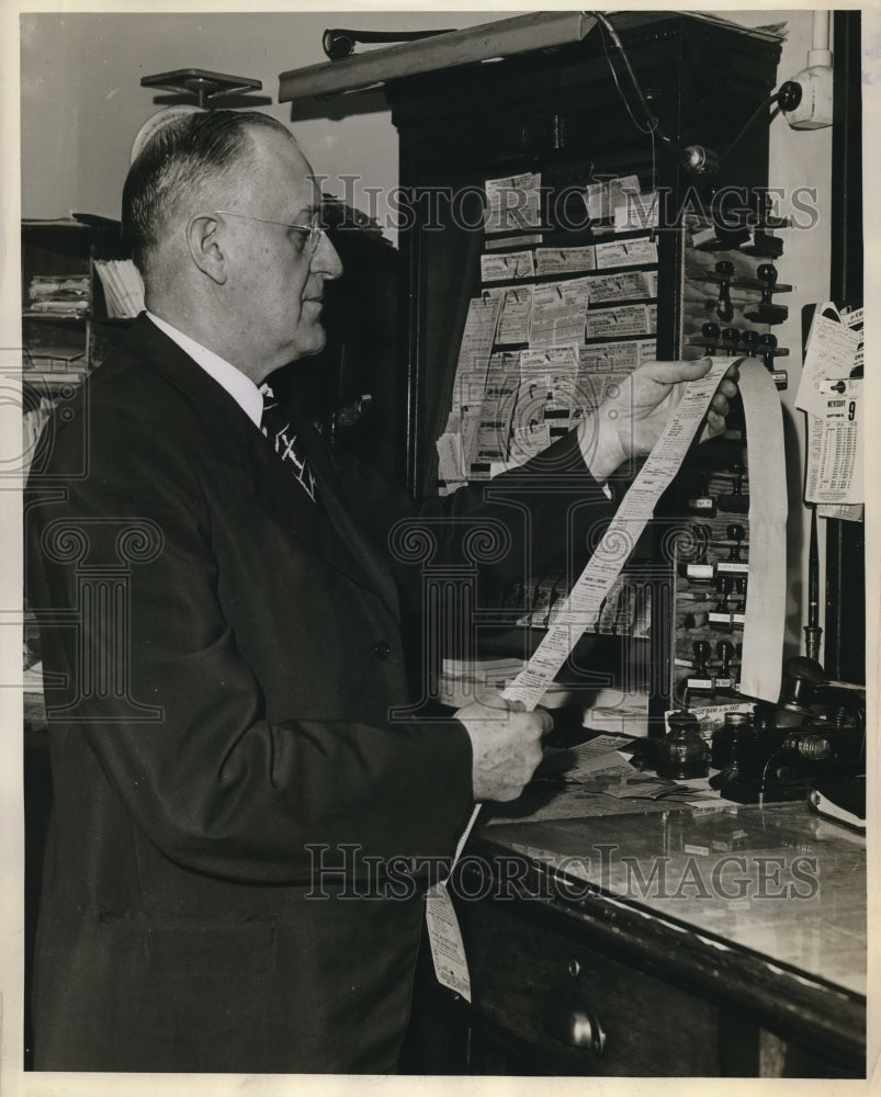 1942 Press Photo Earl E. Orner of Chicago and North Western Railway as Agent - Historic Images