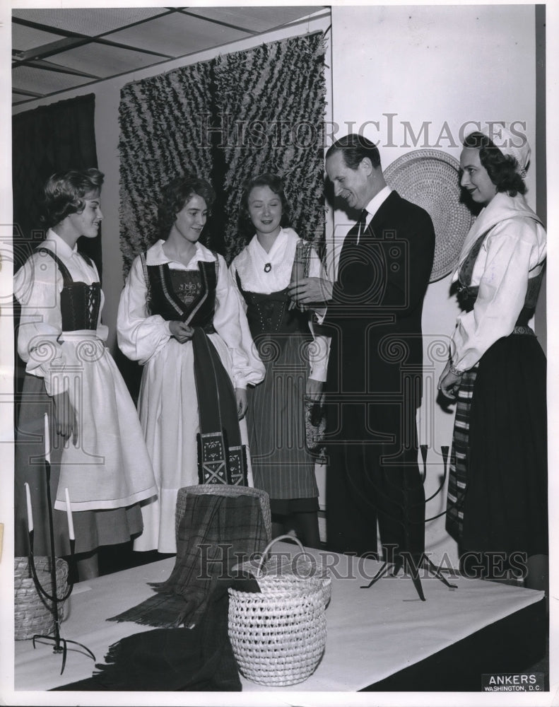 1950 Press Photo Women In Peasant Folk Dress At Contemporary Swedish Art Exhibit - Historic Images