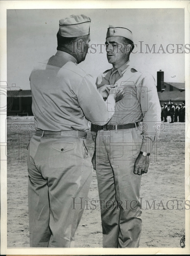 1943 Col. Robert Swab awards medal of honor to Lt. Henry Putnam Jr - Historic Images