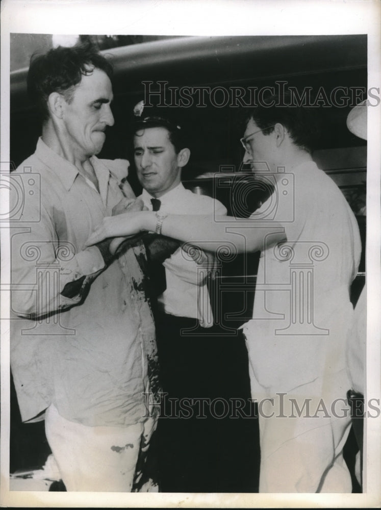 1943 Press Photo Willie Stevens Receives First Aid From Police After Shot - Historic Images