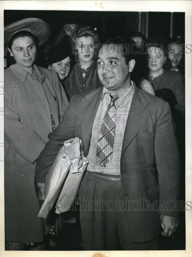 1943 Press Photo Frank Sinatra, Secretary and Cousin of The Frank Sinatra - Historic Images