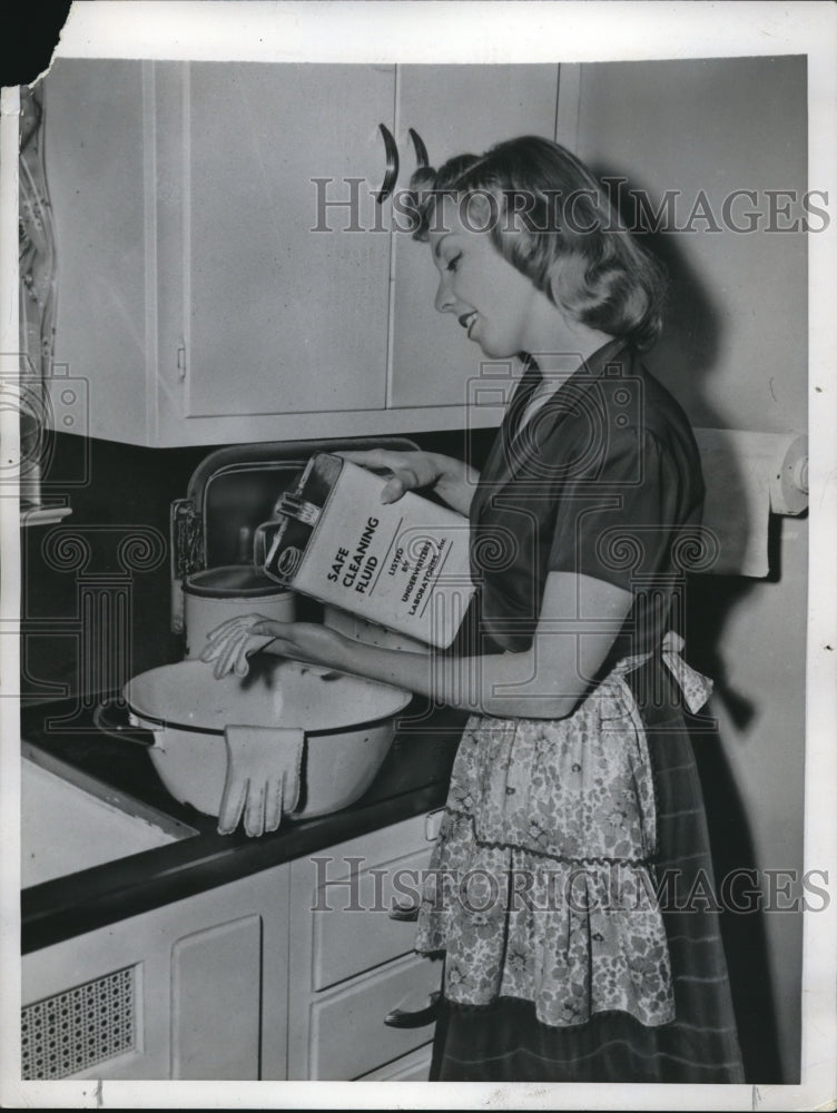 1950 Press Photo A Woman is washing the Gloves using Safe Cleaning Fluid - Historic Images