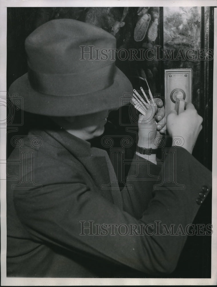 1935 Press Photo The Locksmith Expert - Historic Images