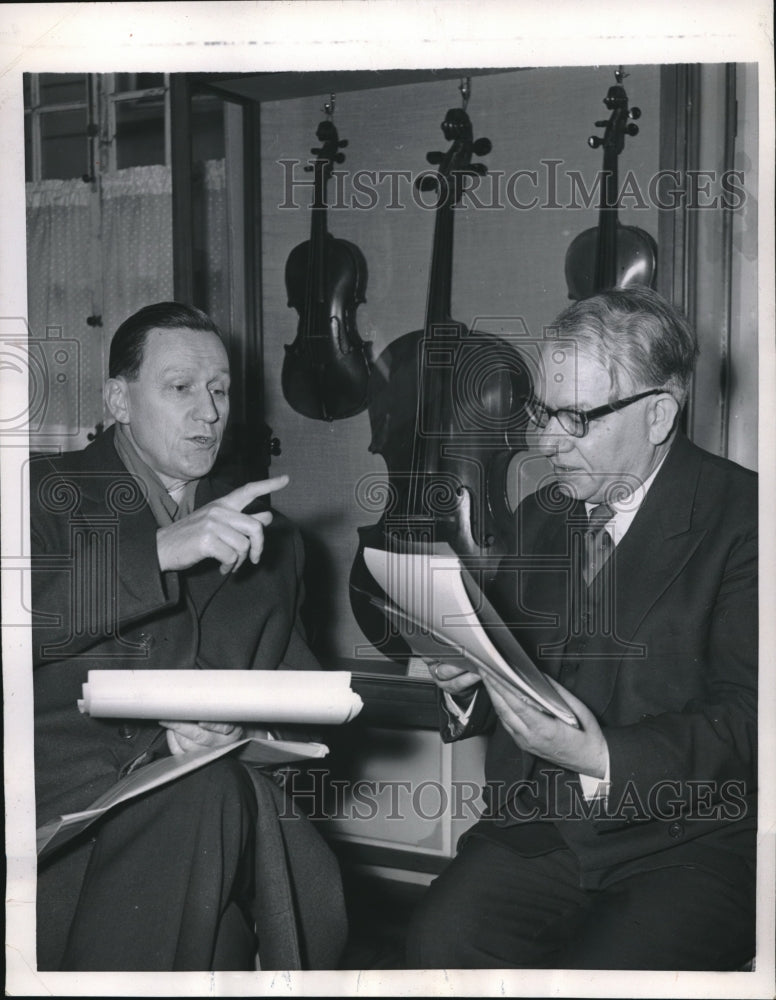 1957 Press Photo Musicians Goerg And Smirnov Compare Notes - Historic Images