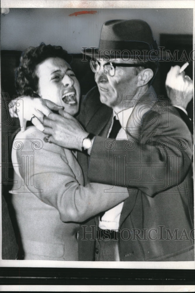 1959 Press Photo Giovanni Scalise Tries To Protect Niece Joanna De Santis - Historic Images