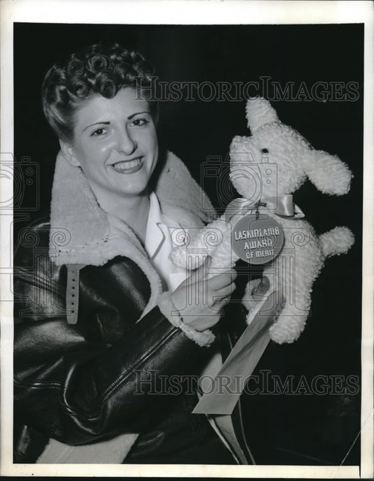 1942 Press Photo Doris Salvini Receives Award at Laskinlamb Institute - Historic Images