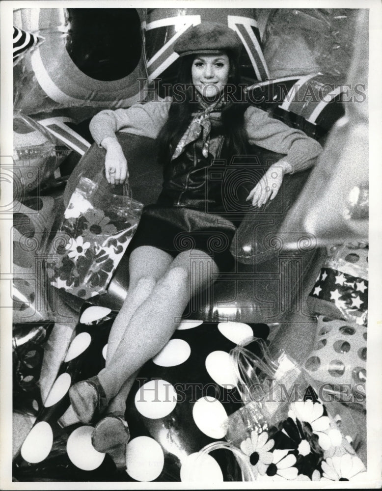 1969 Press Photo Carol Wolfson Amid Vinyl Mod Pillows at Toy Show - Historic Images