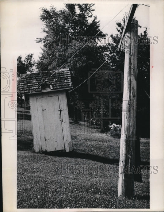 1969 Press Photo Outhouse Used as Clothesline Pole in Woodford Wisconsin-Historic Images