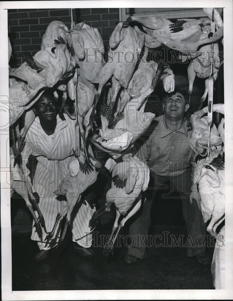 1946 Press Photo Edward Nordan &amp; Marion McClinton, Turkeys at Veterans Hospital - Historic Images