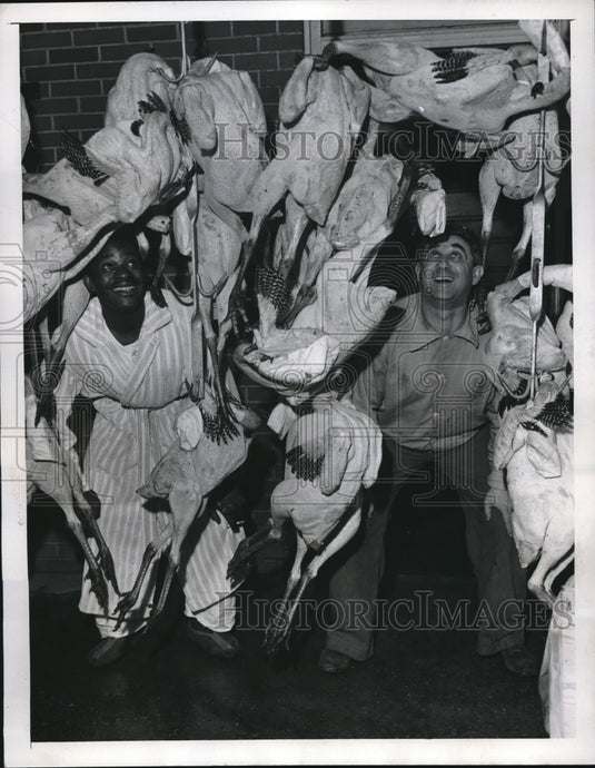 1946 Press Photo Edward Nordan & Marion McClinton, Turkeys at Veterans Hospital - Historic Images