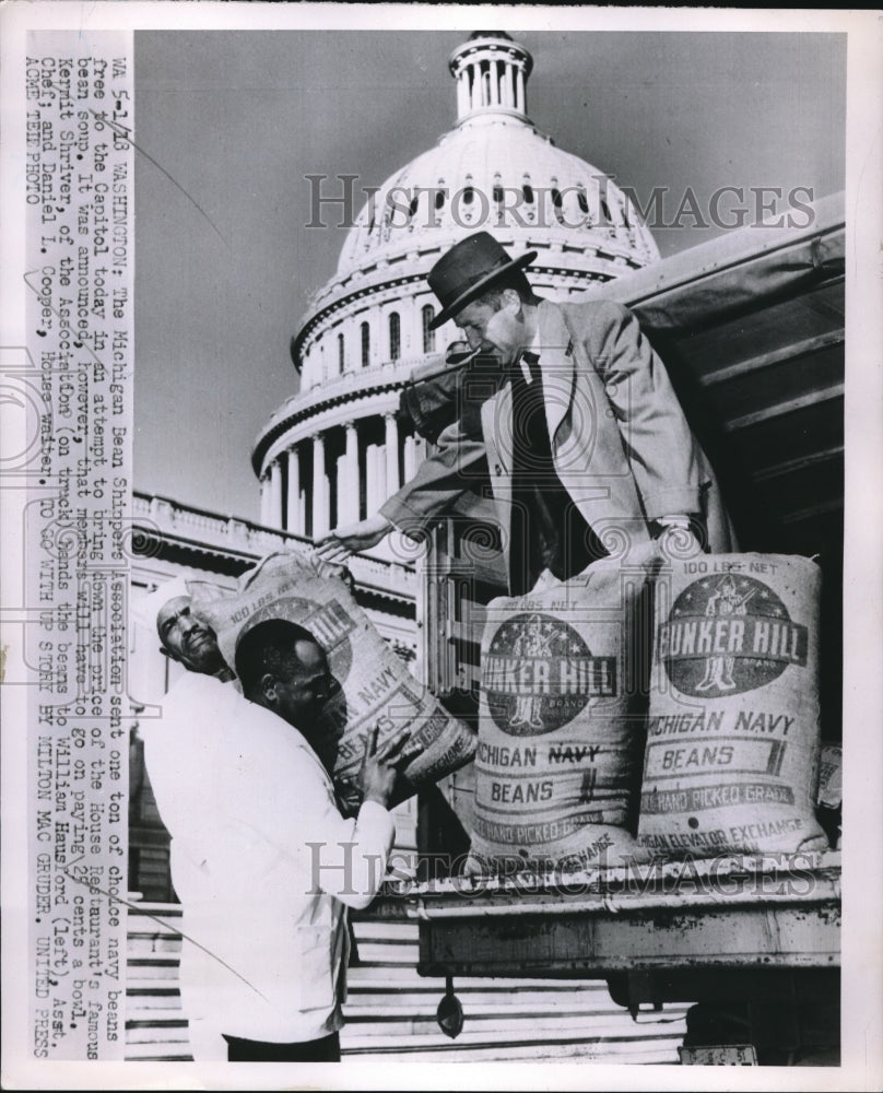 1952 Press Photo Kermit Shriver Hands Beans to William Hausford &amp; Daniel Cooper - Historic Images