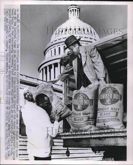 1952 Press Photo Kermit Shriver Hands Beans to William Hausford & Daniel Cooper - Historic Images