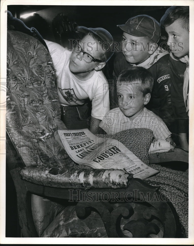 1965 Press Photo Kids admire chair at Henry Ford Museum in Dearborn, Michigan - Historic Images