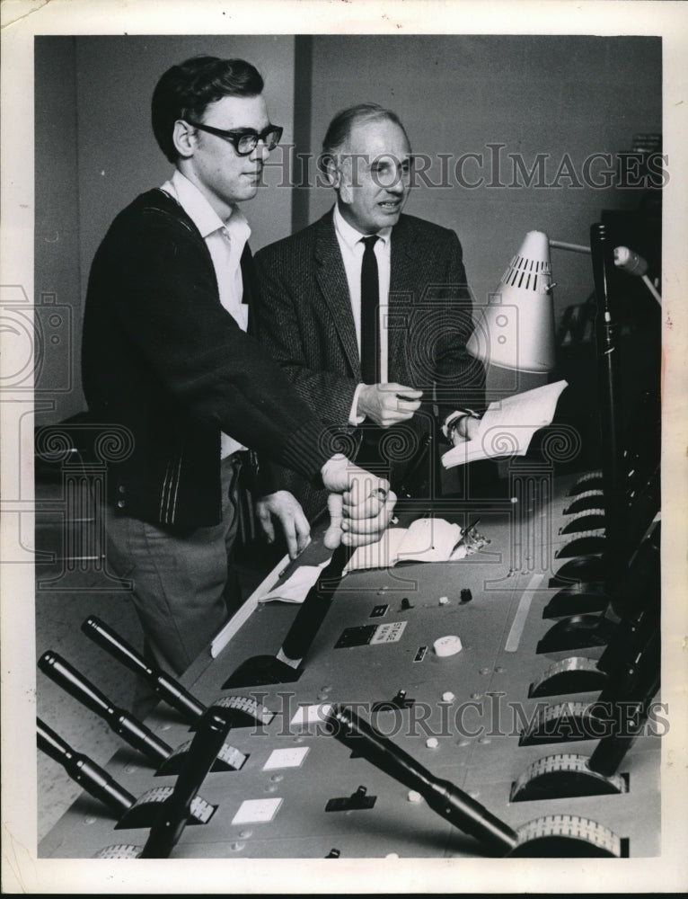 1970 Press Photo Leone Marinello And Frank Widynski Sit At Control Panel - Historic Images