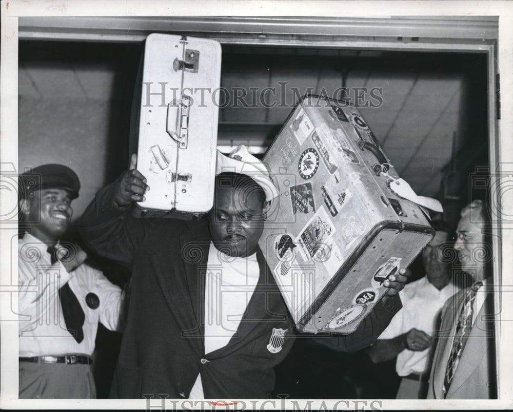 1952 Press Photo John Davis Carrying Suitcases - Historic Images