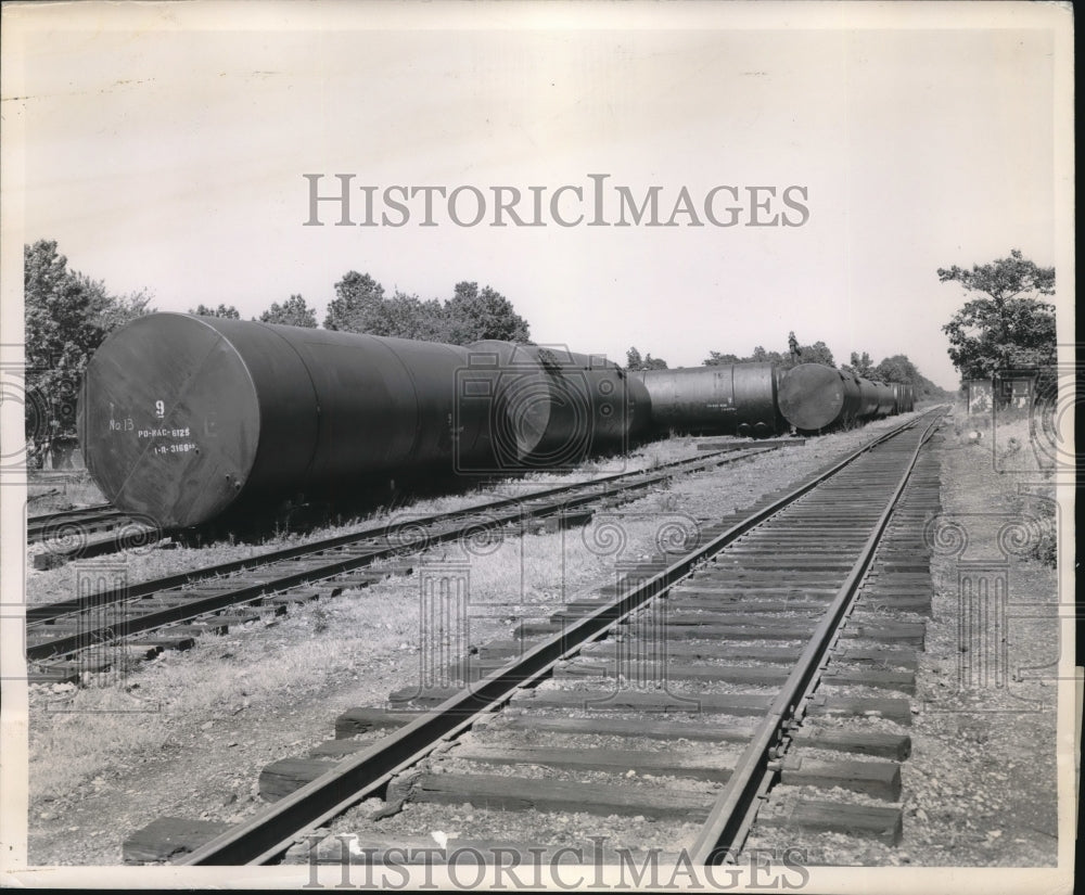 1952 Press Photo Row of storage tanks in the open storage area - Historic Images