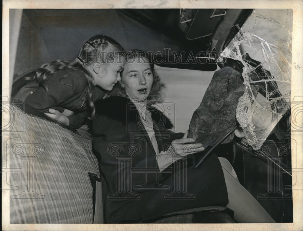 1947 Press Photo Mrs. Gretchen Emery And Kid In Wrecked Car Broken Windshield - Historic Images