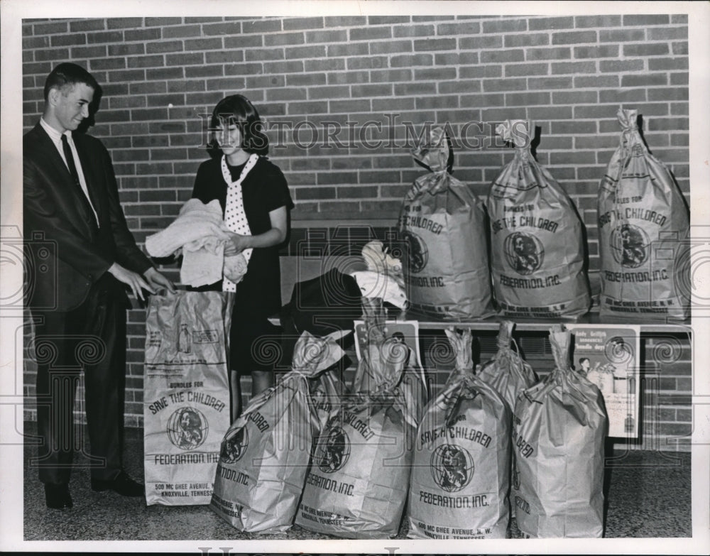 1965 Press Photo Hillside Junior High Schoolers Collect Clothing For Vietnam - Historic Images