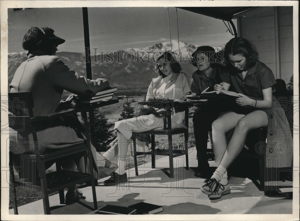 1940 Press Photo Teacher Holds Class On Mountain Peaks At Colorado Ranch School - Historic Images