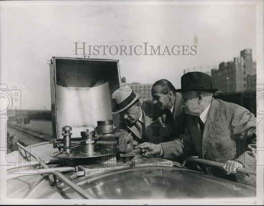 1931 Press Photo NYC Health Department Heads Inspect Valves On New Milk Train - Historic Images
