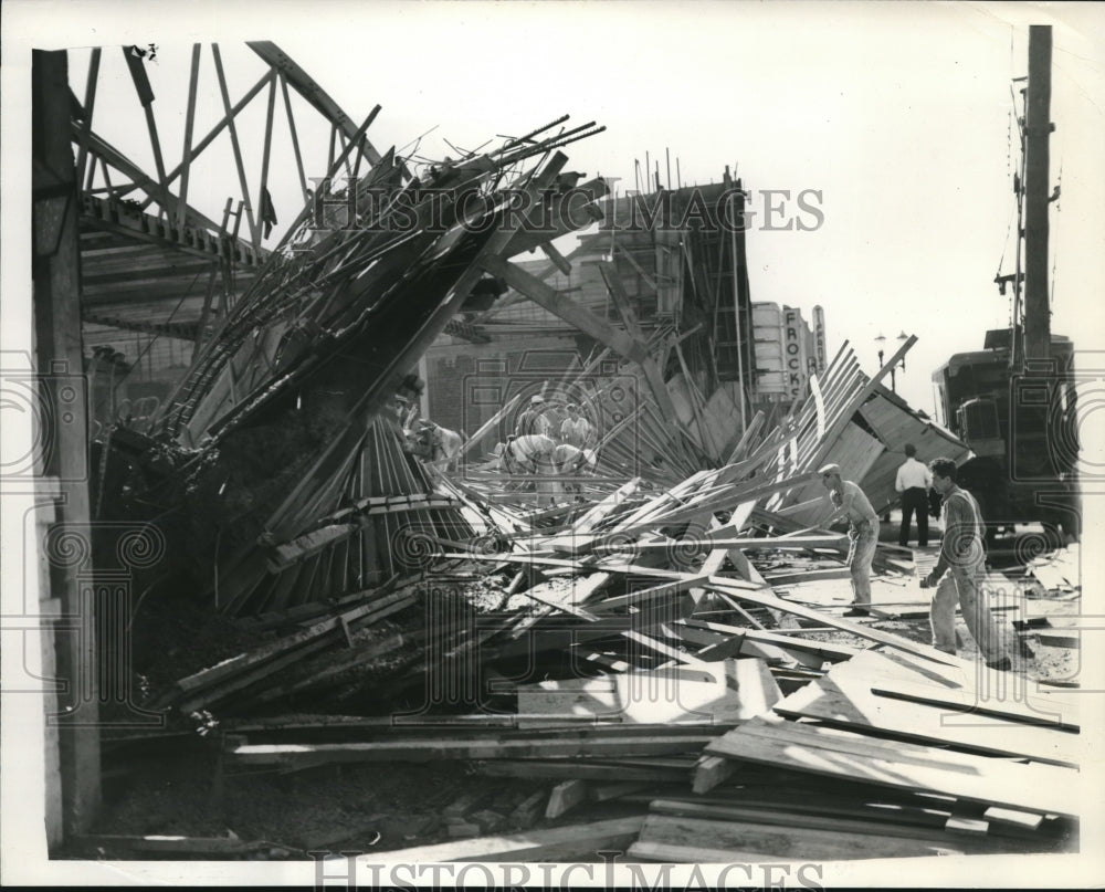 1940 Press Photo Collapse wall of a partially constructed building in LA, CA - Historic Images